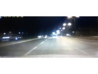 Bir anda kontrolden çıkıp çarptığı diğer aracı yoldan çıkardı, arkasına bile bakmadan kaçtı