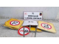 Mersin’de trafik uyarı levhalarını çalan şüpheli gözaltına alındı