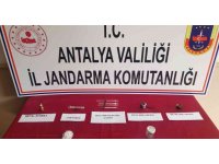 Devriye esnasında aranan şahısların üzerinden uyuşturucu çıktı
