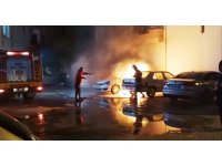 Otomobil alev alev yandı, yanındaki iki araçta da hasar oluştu