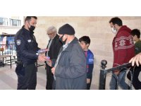 Polisten dolandırıcılara karşı broşürlü uyarı