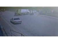 Çöp kamyonunun altında kalan motosikletli kurye hayatını kaybetti