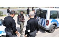 Üzeri çamurlu halde kanalizasyondan çıkartılan hırsızlık şüphelisi: “Yüzmek için girmiştim”