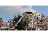 Antalya’da mahalleyi dumana boğan yangın