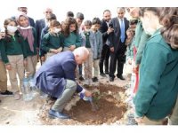 Başkan Gültak, ‘Her Çocuk Bir Fidan’ etkinliğinde çocuklarla birlikte fidan dikti