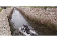 Antalya’da kanala düşen köpek, ekipleri peşine taktı