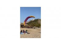 Sahile inen yamaç paraşütçüsünün çarptığı kadın yaralandı