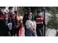 Yerlerde sürükleyip tekme tokat dövdü, adliyeye çıkarılırken gülücükler saçtı