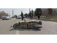 Otomobilin çarptığı elektrikli bisiklet sürücüsü yaralandı