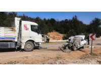 Kamyon otomobili hurdaya çevirdi: 1 ölü