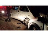 "Dur" ihtarına uymayan plakasız minibüs, polis otosuna çarparak durduruldu