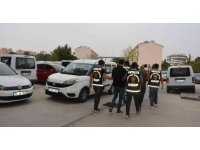 Yabancı uyruklu şahısların aracını "polis" diye durdurup, eşyalarını yağmaladılar