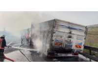 Tarsus’ta soda yüklü kamyonda yangın