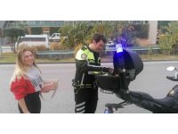 Polislere kasksız yakalanan kadından ilginç savunma: “Motosikleti yeni aldım, kask almaya param yetmedi”