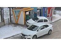 Yoldan çıkan aracın para çeken vatandaşa çarptığı kaza kameraya yansıdı