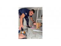 Kafası demir korkuluğa sıkışan çocuğu itfaiye kurtardı