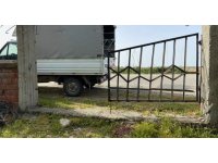 Kumluca’da mezarlığın demir kapısı çalındı