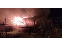 Tek katlı ahşap ev yangında kül oldu