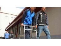 Sokakta uyuşturucu satan iki zanlı tutuklandı