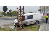 Minibüs elektrik direğine çarptı: 4 yaralı
