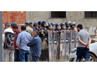 Yıkım ekibi davul zurnayla karşılandı, iş ciddiye binince arbede çıktı