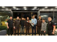 Kavga ihbarında bulunup polise pastalı kutlama yaptı