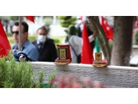 Şehit mezarlığında duygulandıran plaket