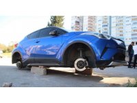 Lüks aracın 4 lastiğini çalıp, kaldırım taşı üzerinde bıraktılar