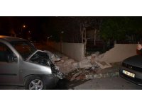 Kontrolden çıkan hafif ticari araç duvara çarptı