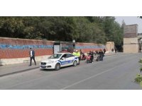 Trafik ekiplerinden kask takmayan motosiklet sürücülerine af yok