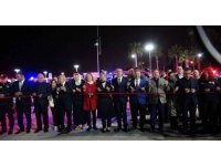 Deniz ortasında ateşli gösteri nefes kesti