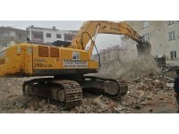 Isparta’da 5 katlı binanın kontrollü yıkımında panik anları