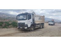 Kamyonun damperi yüksek gerilim teline takıldı, sürücüsü yara almadan kurtuldu