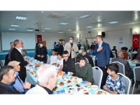 Yılmaz çifti, huzur evi sakinleri ile yetim çocukları iftarda ağırladı