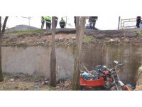 3 metrelik boşluğa düşen motosikletteki karı-koca yaralandı