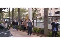 O çatıya çıktı, vatandaşlar görüntülemek için yarıştı
