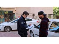 Park halindeki otomobillerin lastiklerini bıçakla patlatıp kaçtılar