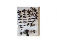 Tarla sürerken bulduğu tarihi eserleri polise teslim etti