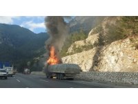 Tarsus’ta seyir halindeki tır yandı