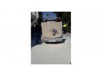 Trafik polisleri yanan aracı söndürdü