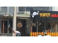 Yediği tostun parasını ödemeyip dükkana taş ve sopayla zarar veren adam hastanelik oldu