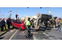 Beton mikseri önce kamyona ve otomobile çarptı, ardından bir aracın üzerine devrildi
