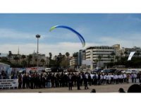 Yamaç paraşütçüsü törendeki kalabalığa çarptı