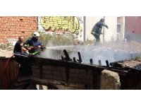 Antalya’da kullanılmayan tarihi yapı yandı, mahalle muhtarı isyan etti