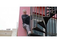 Pansiyonda çıkan yangında yarım kalmış yangın merdiveninde mahsur kaldı