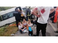 Turistleri taşıyan tur minibüsü şarampole yuvarlandı: 13 yaralı