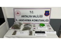 Uyuşturucu tacirlerinin üzerinde suikast tabancası ele geçirildi