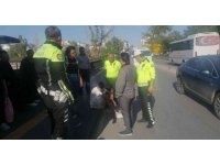 Dur ihtirana uymayıp ters yönde kaçarken yayaya çarptı: 2 yaralı