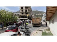 Freni boşalan hafriyat kamyonu 8 araca hasar verdi