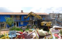Turizm bölgesinde sit alanında bulunan otel belediye tarafından yıkıldı
